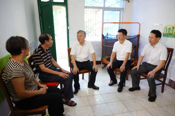 周紅波走訪(fǎng)慰問(wèn)困難黨員、老黨員和抗擊“摩羯