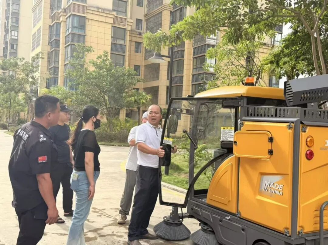 “新同事”來(lái)了！智能掃地車(chē)正式“入職”南新